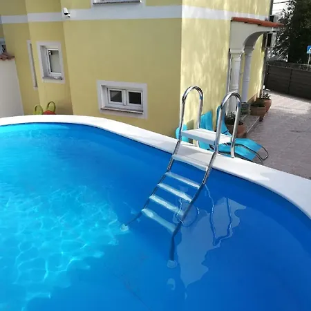 Holiday home Contemporary In With Swimming Pool *