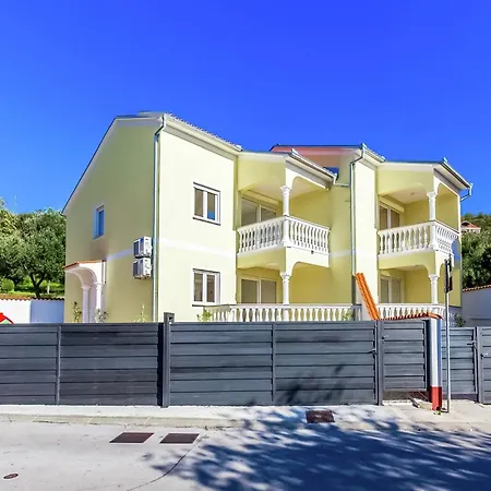 Holiday home Contemporary In With Swimming Pool *