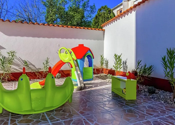 Contemporary In With Swimming Pool Dom wakacyjny