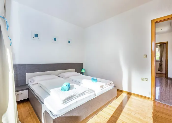 Contemporary In With Swimming Pool Dom wakacyjny
